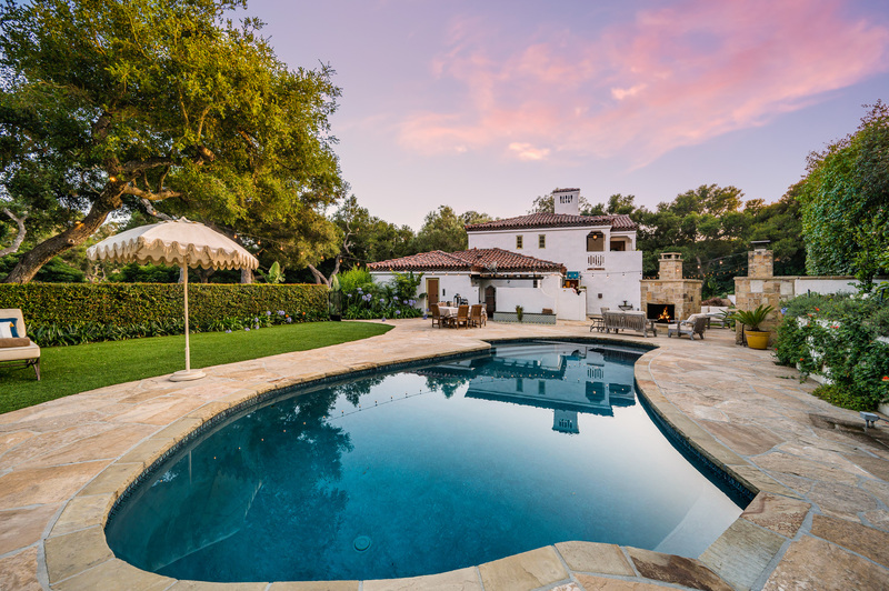 Casa de dos plantas con alberca y patio posterior en la Reserva