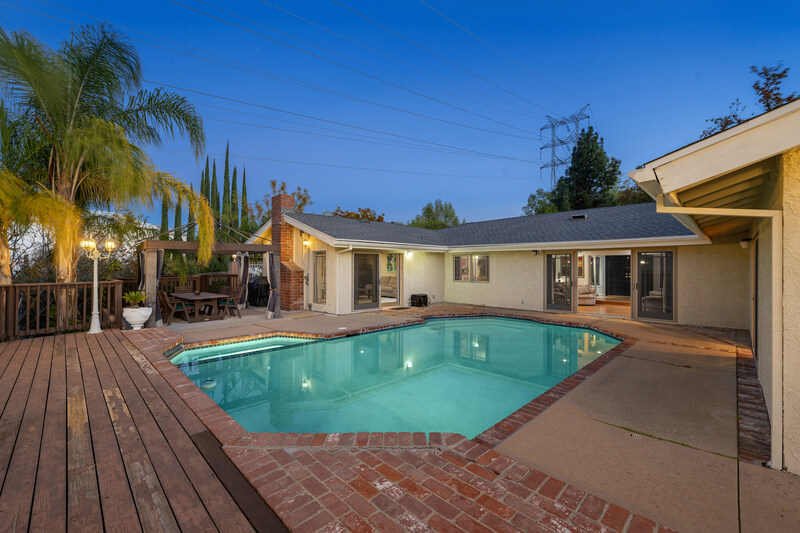 Casa con alberca posterior e iluminación nocturna